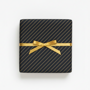 Geschenkpapier, schwarz mit goldenen Streifen. B 70 cm x 50 m