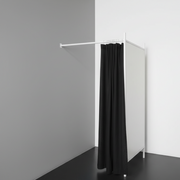 1-seitige Umkleidekabine. Set mit Gestell in Weiß, inkl. 1 Vorhang in Schwarz, Platte in Weiß. B 100 x T 100 x H 210 cm.