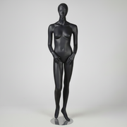 Weibliche Schaufensterpuppe, Größe 1400. Grau, matt, mit Kopf, Gesicht und modelliertem Haar. Höhe 178 cm. Hände nach vorn gerichtet.