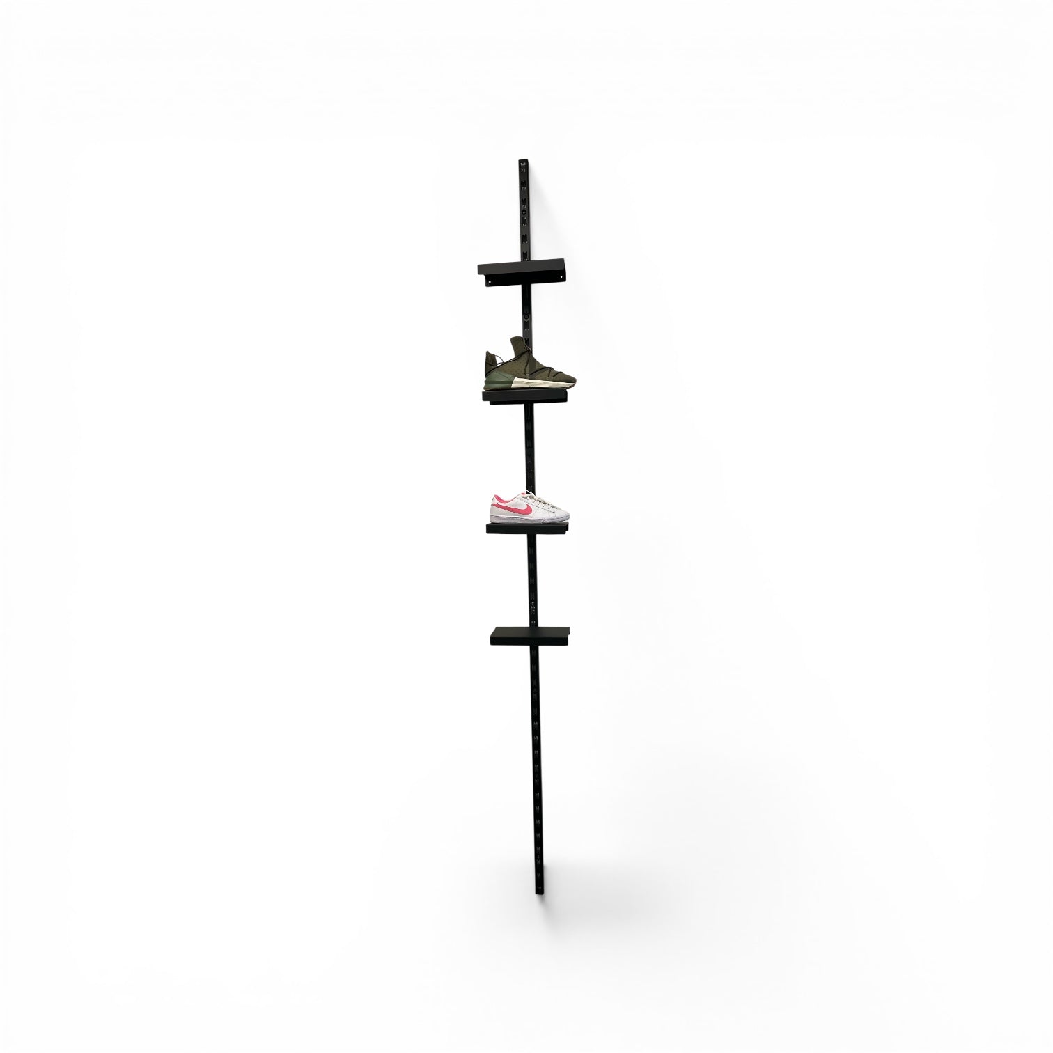 Schuhdisplay – Wandschiene in schwarz, H 240 cm mit 5 Schuhablagen
