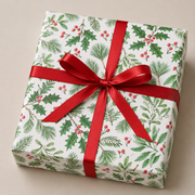 Weihnachtliches Geschenkpapier mit Stechpalmen und Tannenzweigen. B50 cm x 50 mtr.