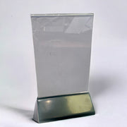 Schildhalter inkl. A6-Acryl mit schwarzem Kunststofffuß. 10,5 x 6,5 x H 19 cm.