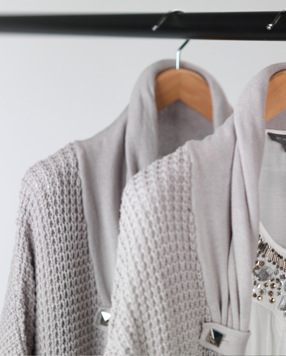 Kleiderbügel aus massivem Holz, gewinkelt, für Erwachsene, extra stabil, mit rutschfester Hosenstange, weiß, 13/50 mm dick, 45 cm