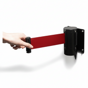 Wandabsperrung, 2 Meter rotes Klebeband. Schwarze Halterung.