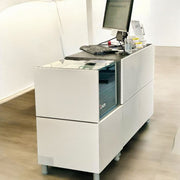 Banko-Theken-Set mit 2 Theken und Frontplatten, Gesamthöhe 93 cm, Länge 170 cm, 1 verstellbares Fach und abschließbare Schublade.