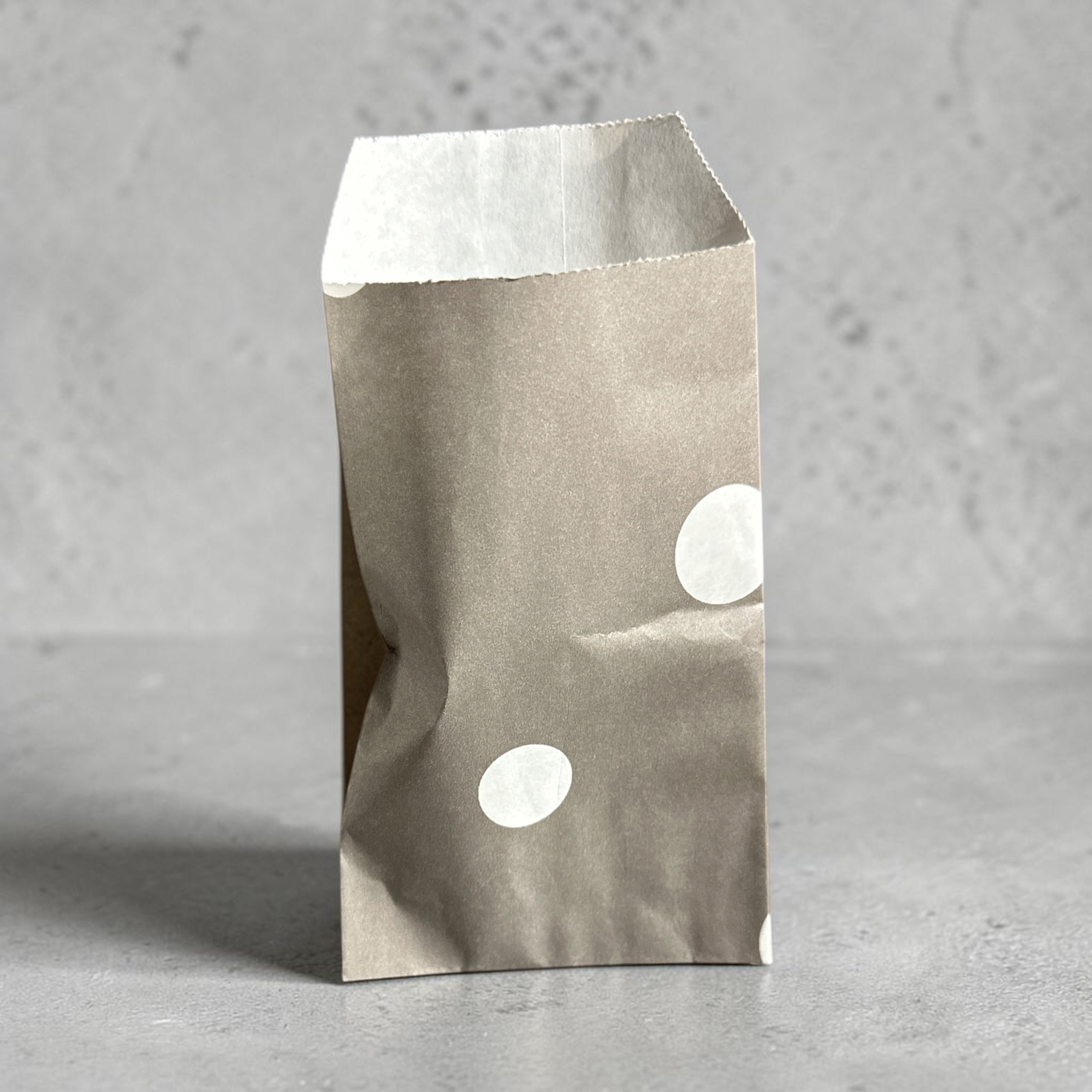 Geschenktüte, grau mit Punkten. H 13,5 cm. 250 Stück.