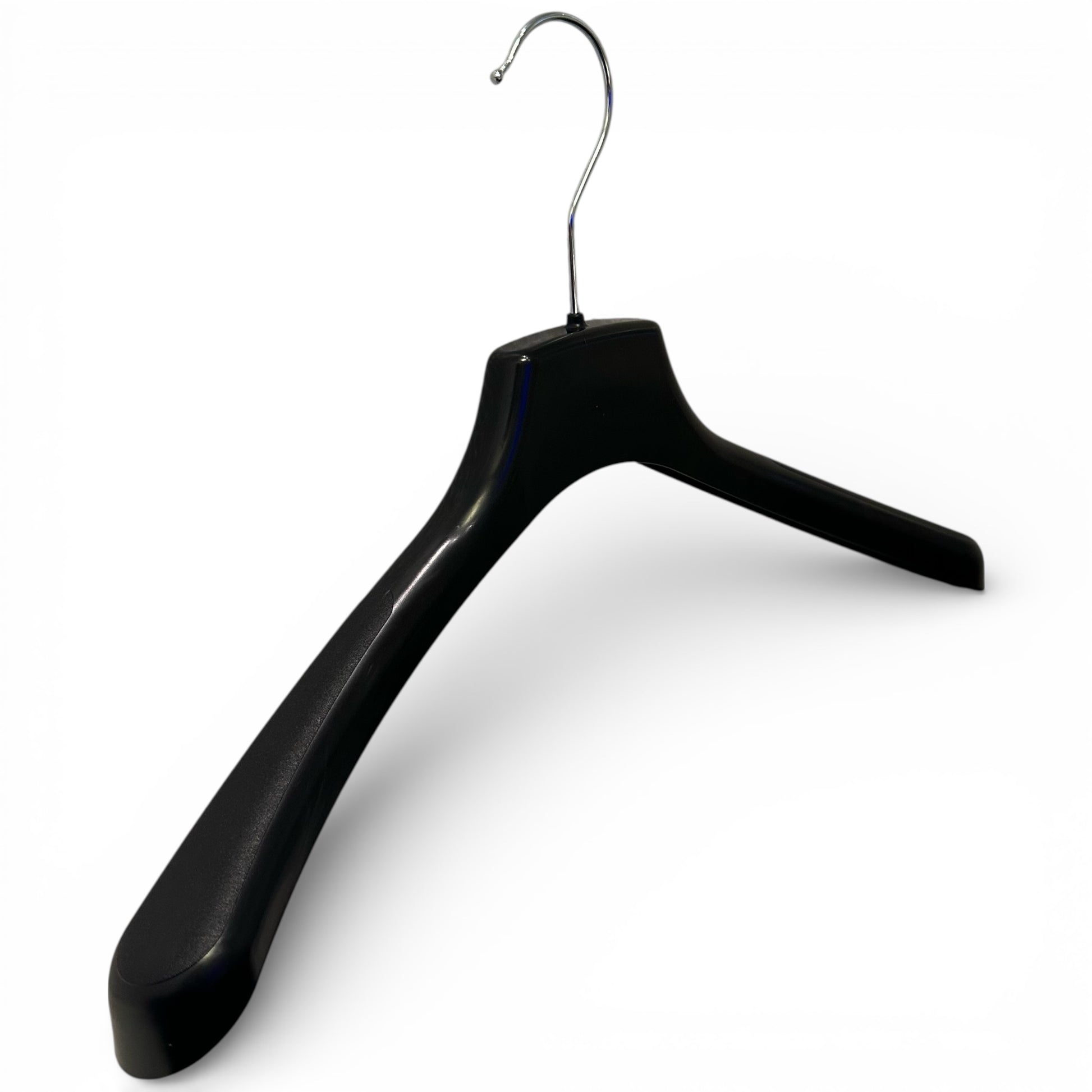 Sort kraftig plast jakkebøjle 42 cm med bred skulder