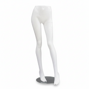 Weiblicher Torso, Beine – schwarz. Metallene Fußplatte. Unterkörper einer Schaufensterpuppe. Hüften.