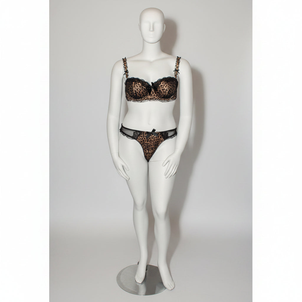XL-Damen-Schaufensterpuppe mit Kopf. Gebogen.