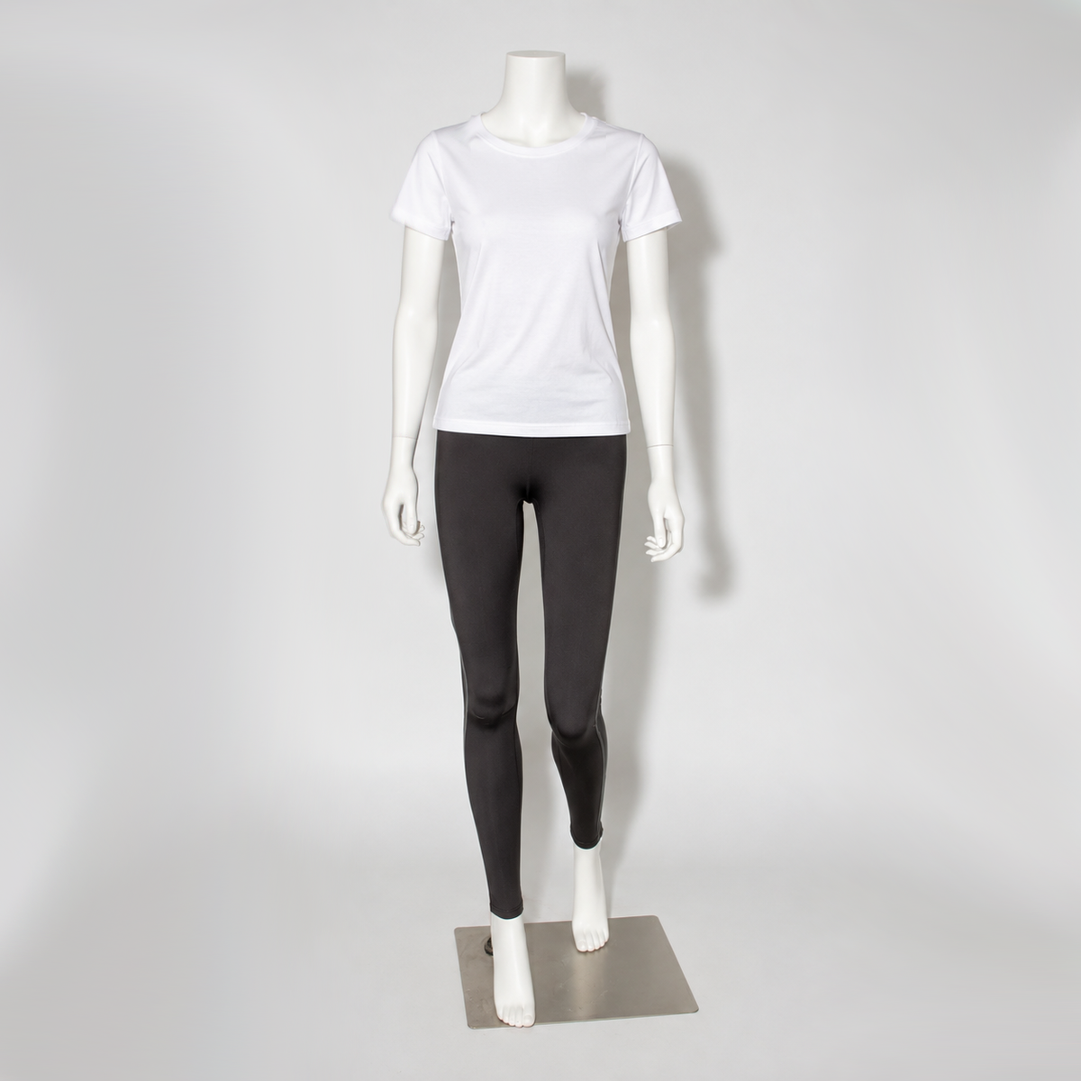 Damenmannequin Modell B mit geraden Armen, versetzter Fußstellung und flexibler Kopfbefestigung, weiß. Standard