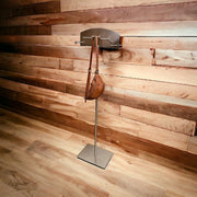 Hakendisplay in gebürstetem Satin. H 121-141.