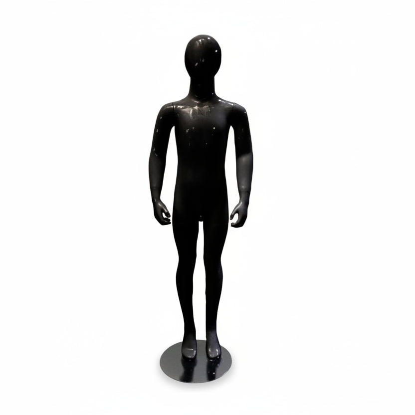 Kinderpuppe. Schwarzer Hochglanzlack mit Kopf. 8–10 Jahre. Höhe 134 cm. Stehend.