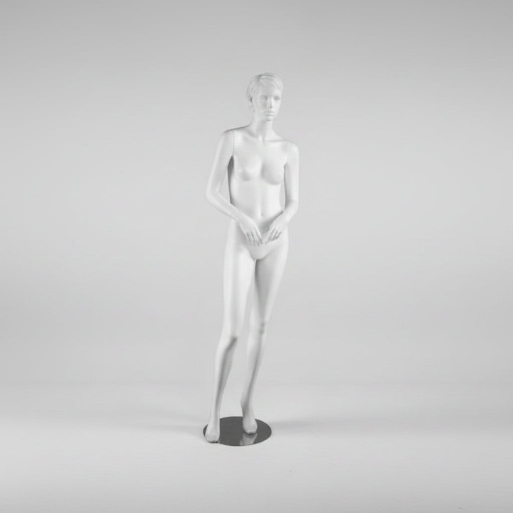 Realistische weibliche Schaufensterpuppe. Weiß, mit Kopf, Gesicht und modelliertem Haar. Runder Metallsockel. Hand in Hand.