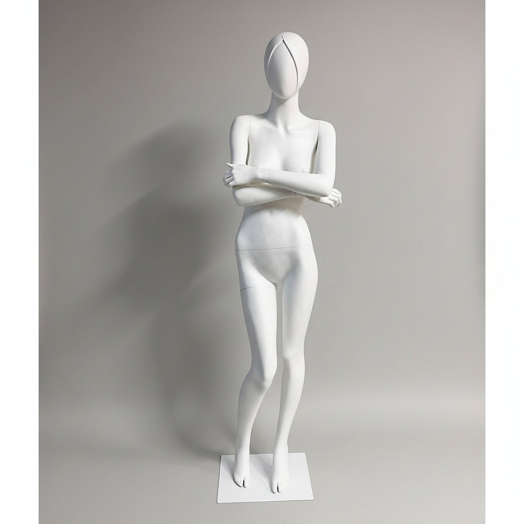 Schaufensterpuppe. Weiblich 1 mit modelliertem Haar. Weiß. Arme über der Brust.