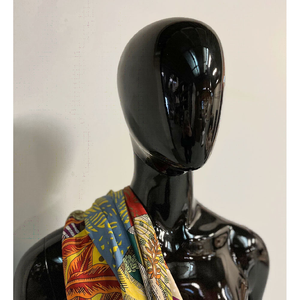 Weibliche Schaufensterpuppe ohne Gesicht. Schwarzer Hochglanz mit gesichtslosem Kopf. Kann mit oder ohne Kopf verwendet werden. Modell B