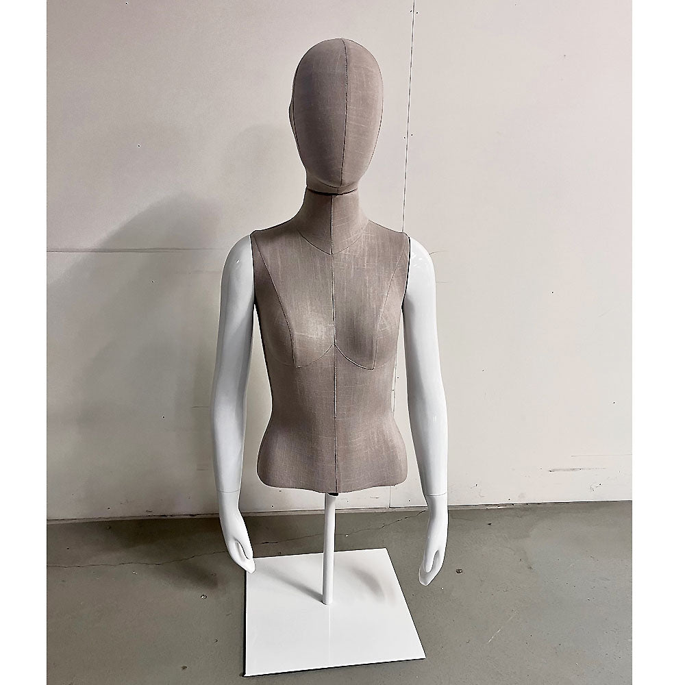 Damenoberteil, kurz – Torso mit netzartigem Kopf, Eierkopf, Ohren in Leinenfarbe. Metallfußplatte. Weiß hochglänzend. Fäustlinge an den Händen. Zur Tischpräsentation.