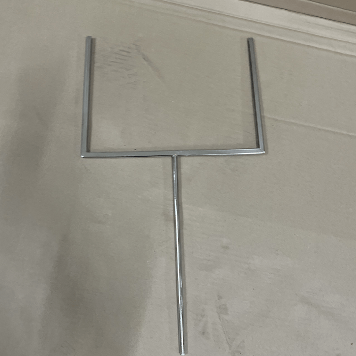 Schildhalter. Metall, A4. Oben offen. Verchromt. Ohne Gewinde. Leicht schief.