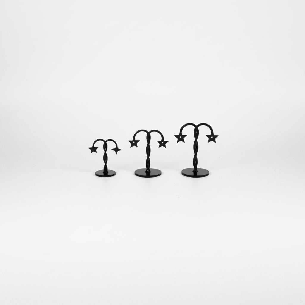 Ohrringständer (3er-Set), schwarzes Acryl. Höhe: 11,5, 9,5 und 7,5 cm. Stern