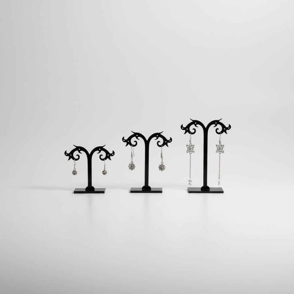 Ohrringständer (3er-Set), schwarzes Acryl. Höhe: 11,5, 9,5 und 7,5 cm.