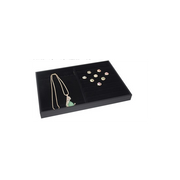 Schmucktablett für Ringe und Halsketten. Schwarzer Samt.