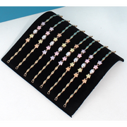 Schmucktablett für Armbänder. Schwarzer Flock.