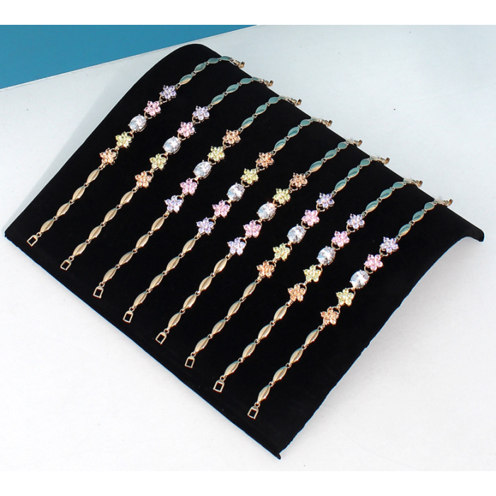 Schmucktablett für Armbänder. Schwarzer Flock.