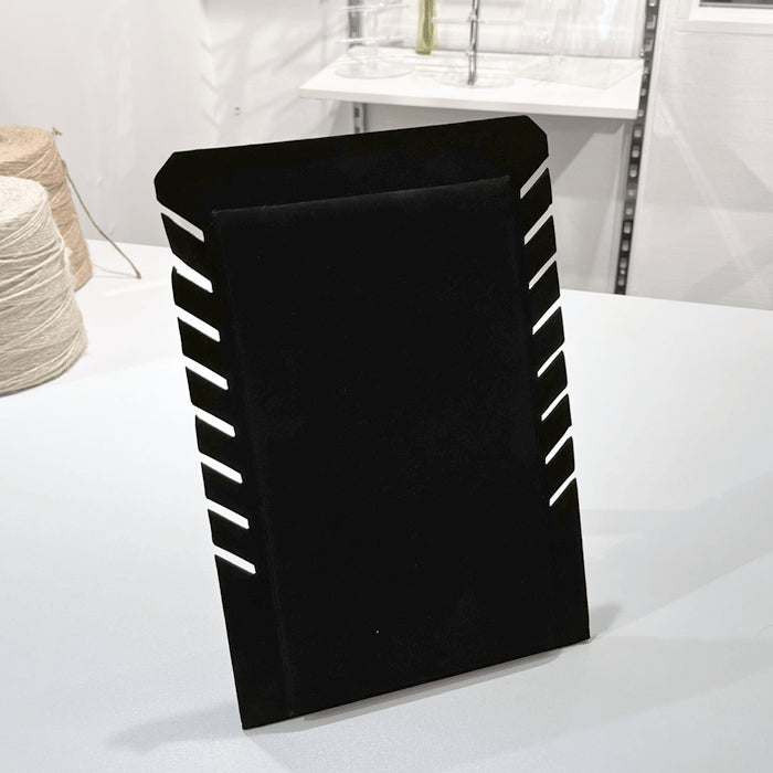 Halskettenständer. 8 Ketten. 19 x 28 cm (Höhe). Schwarzer Flock.