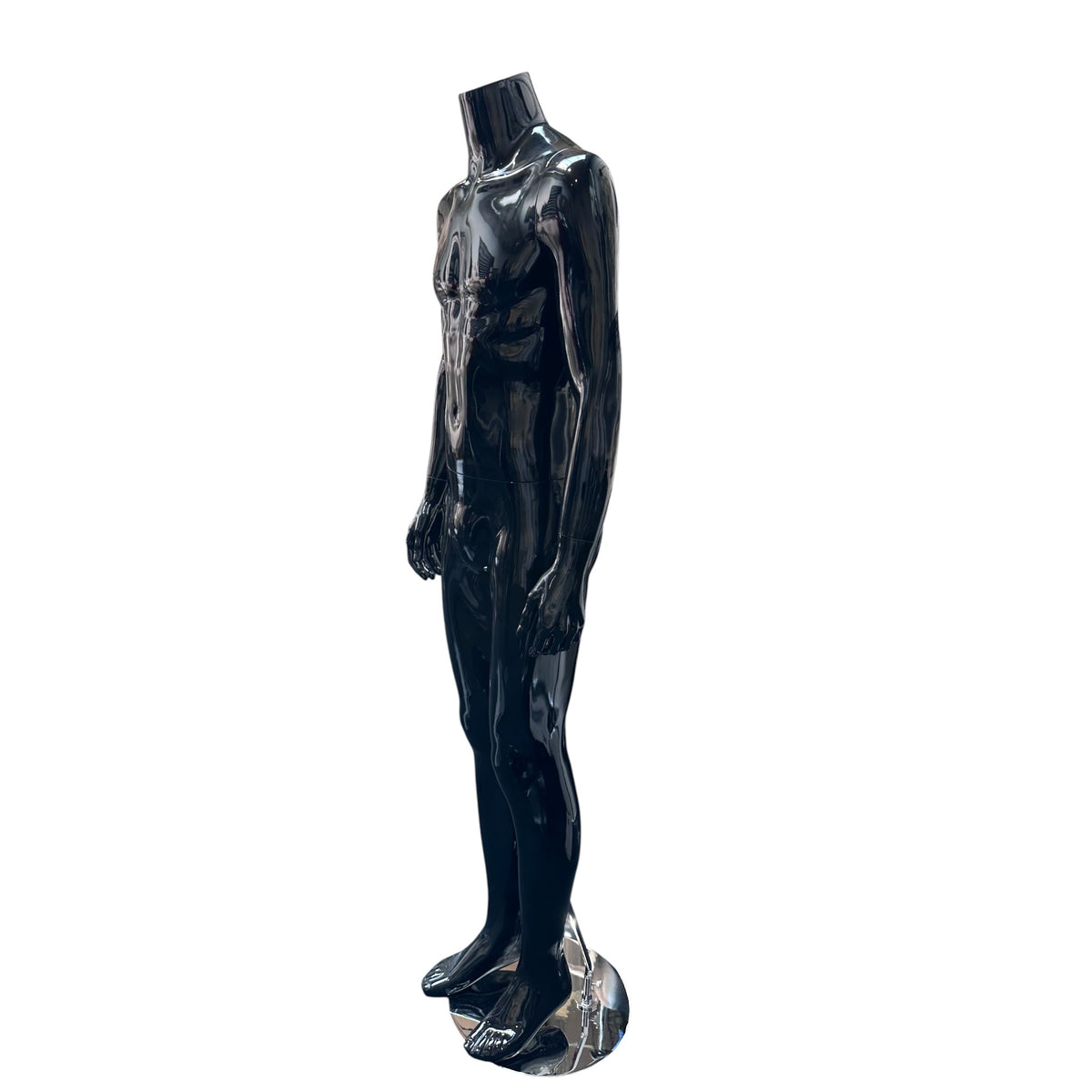 Herren-Schaufensterpuppe (Familienmodell). Schwarzer Hochglanz, ohne Kopf. Runder Glassockel. Höhe: 175 cm. Modell B – stehend.