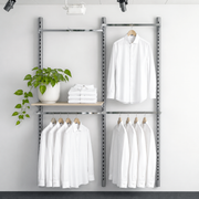 Wandset mit Pipe-line-Wand in Titan Ø 60, Regal aus Ahorn. Maße: 155 x H 226. Wie abgebildet.