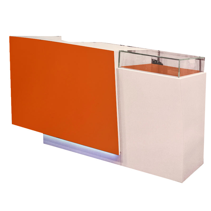 Weißer Tresen mit Glasvitrine. Orangefarbene Frontblende.