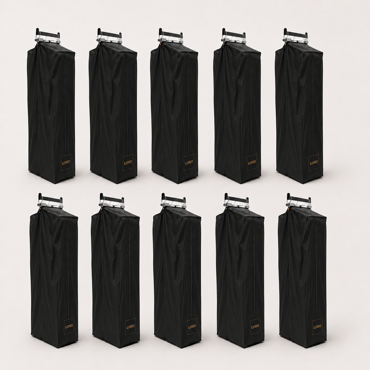 10 schwarze Kollektionstaschen mit Kofferverschluss und eigenem Logo.