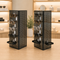 Schwarzes Winkel-Display aus Metall – 2er-Set. Preis pro Stück.