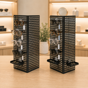 Schwarzes Winkel-Display aus Metall – 2er-Set. Preis pro Stück.