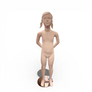 Mädchen-Schaufensterpuppe 7–8 Jahre. Skulpturiertes Haar