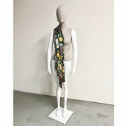 Weibliche Schaufensterpuppe – Torso mit netzartigem Kopf, Eierkopf und leinenfarbenen Ohren. Metallfußplatte. Weiß hochglänzend. Fäustlinge an den Händen.