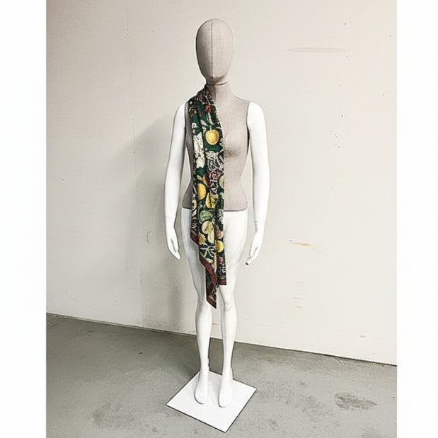 Weibliche Schaufensterpuppe – Torso mit netzartigem Kopf, Eierkopf und leinenfarbenen Ohren. Metallfußplatte. Weiß hochglänzend. Fäustlinge an den Händen.