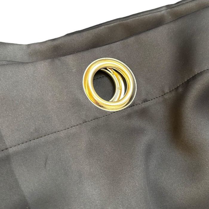 Vorhang. 135 x 220 cm, schwarz, mit 8 Ringen Ø 40 mm, Länge 218 x Breite 135 cm (4,5 cm bis zur Ringmitte).