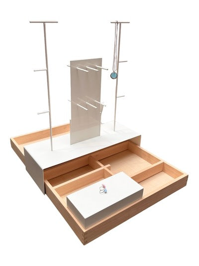 Schmucktablett, Holztablett mit Fächertrennung, weiße Accessoires