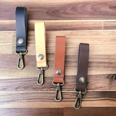 Lederband mit Karabinerverschluss. Erhältlich in 4 Farben