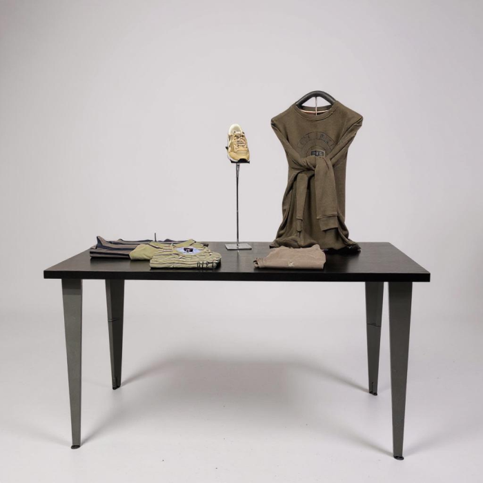 Verkaufstisch aus Ahorn, schwarz, 160 x 73,4 x H 91–94 cm. Tischbeine wählbar.